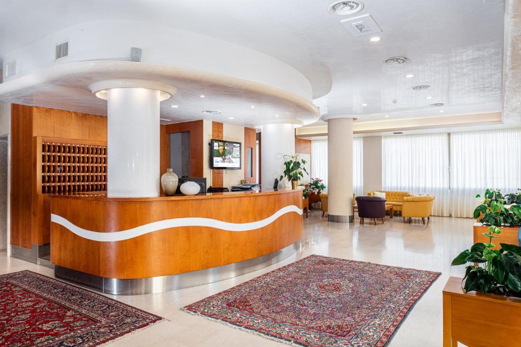 un hall d'entrée avec un bureau de réception dans un immeuble dans l'établissement Hotel Palace, à Bibione 35 autres photos