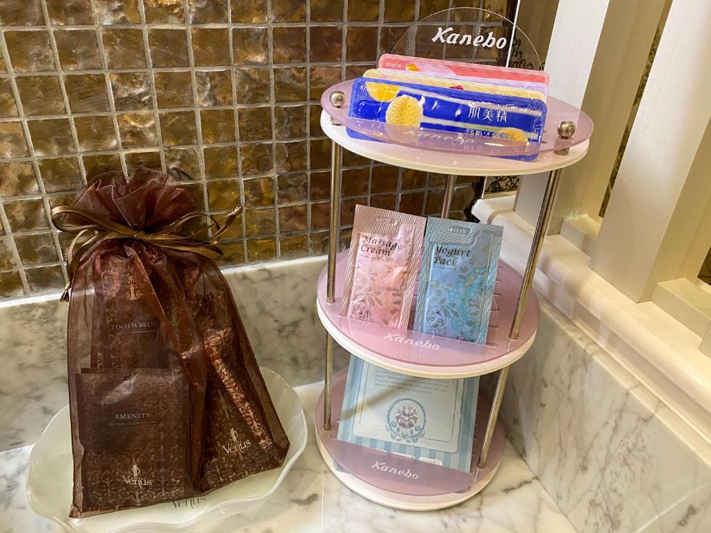 une étagère avec des serviettes et un sac sur un comptoir dans l'établissement Hotel Venus Garden(Adult Only), à Nagoya