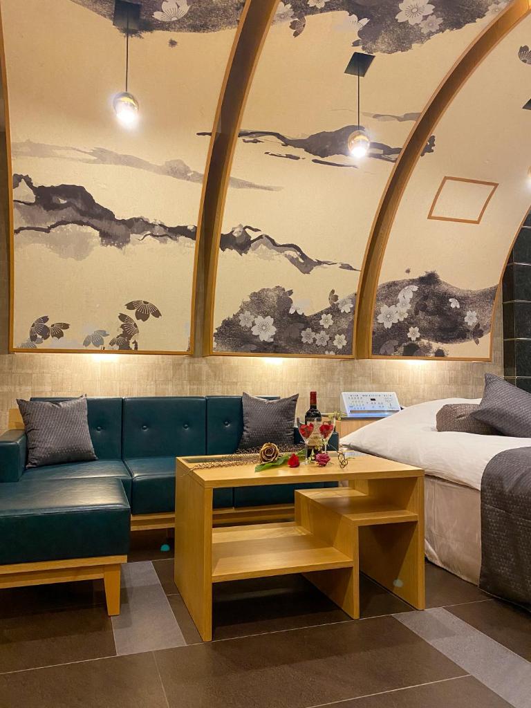 une chambre d'hôtel avec un lit, un canapé et une table dans l'établissement Hotel Venus Garden(Adult Only), à Nagoya