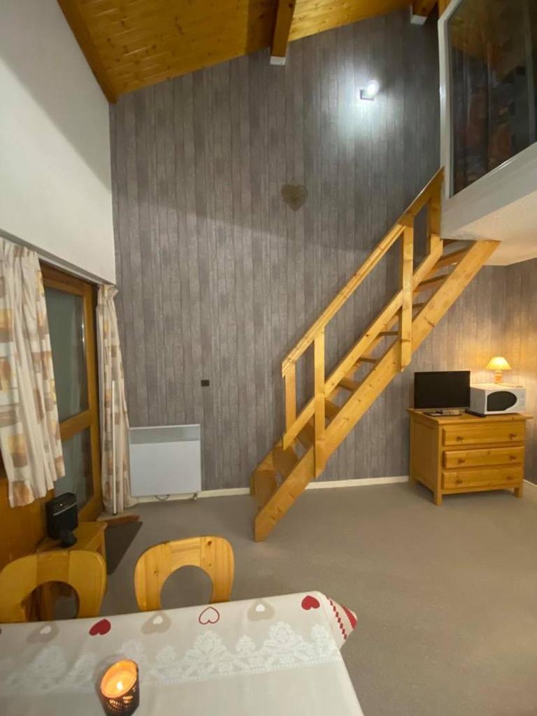 une chambre avec un lit superposé et un escalier dans l'établissement Parenthèse à la montagne, à Bessans