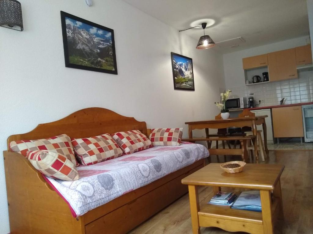 un salon avec un canapé et une table dans l'établissement T2 RESIDENCE 3 ETOILES Piscine chauffée Sauna Hammam, à Cauterets