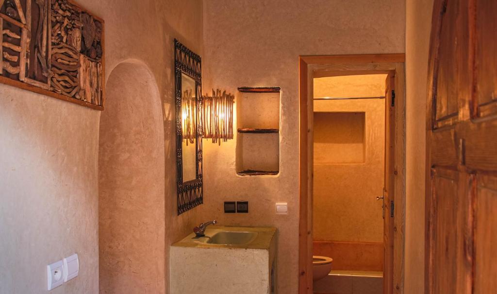 une salle de bain avec un lavabo et des toilettes dans l'établissement Riad Diwane, à Ouirgane