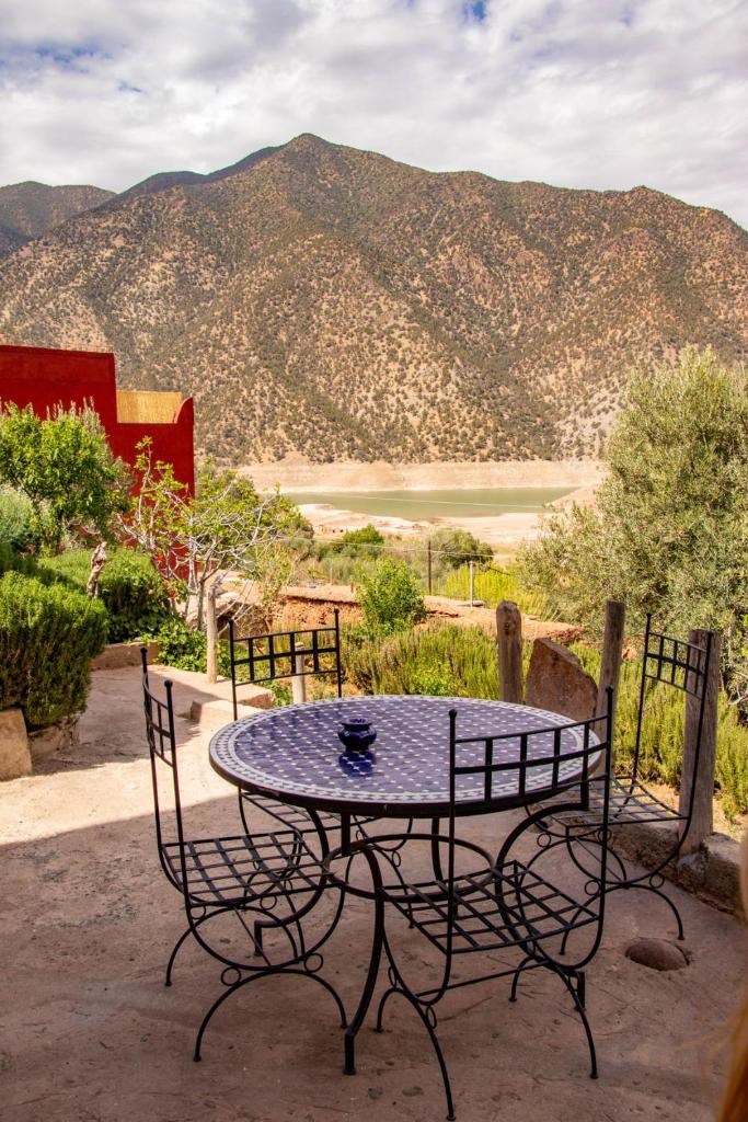 d'une table et de chaises avec vue sur la montagne. dans l'établissement Riad Diwane, à Ouirgane