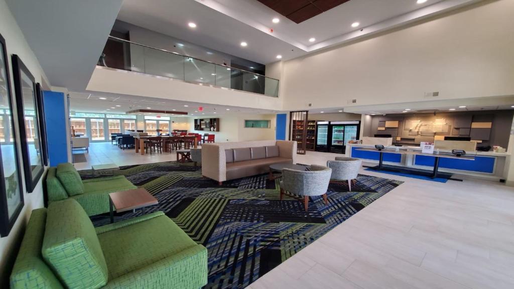 Holiday Inn Express & Suites Arlington North – Stadium Area, an IHG Hotel Image