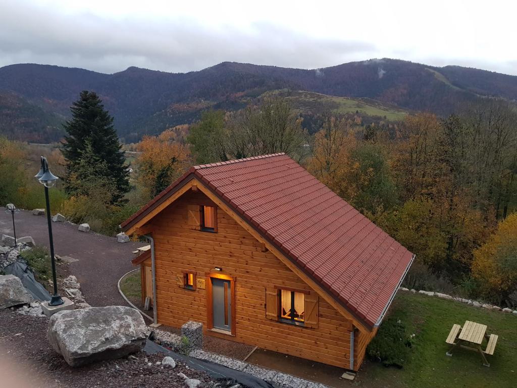 une cabane en rondins au milieu d'une montagne dans l'établissement Refuges des Hauts, à Bussang