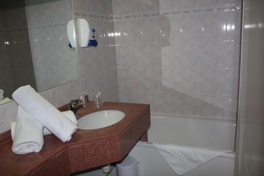 une salle de bain avec un lavabo, une douche et une baignoire dans l'établissement Le Chardon Bleu, à Risoul