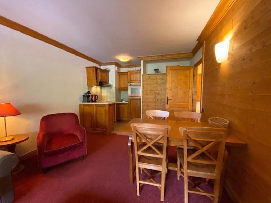 une cuisine et une salle à manger avec une table et des chaises dans l'établissement Residence Prince des Cimes, arc 1950, à Arc 1950