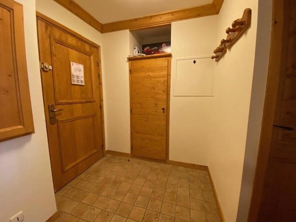 - un couloir avec une porte et du carrelage dans l'établissement Residence Prince des Cimes, arc 1950, à Arc 1950 8 autres photos