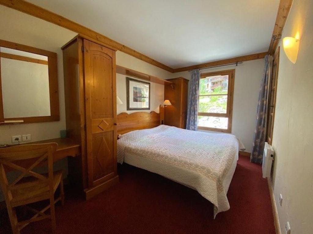 une petite chambre avec un lit et un bureau dans l'établissement Residence Prince des Cimes, arc 1950, à Arc 1950