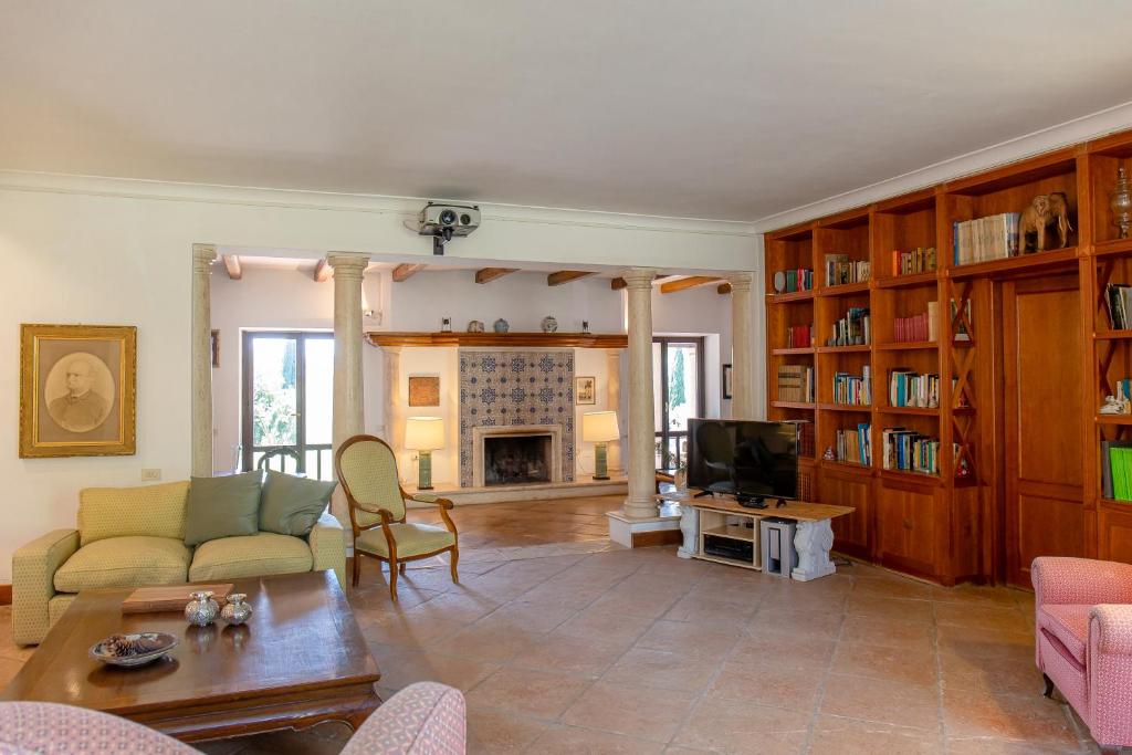 un salon avec un canapé et une cheminée dans l'établissement Villa Il Turchetto, à Manciano