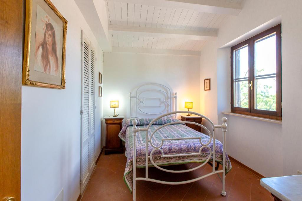 - une chambre avec un lit en métal dans l'établissement Villa Il Turchetto, à Manciano 43 autres photos