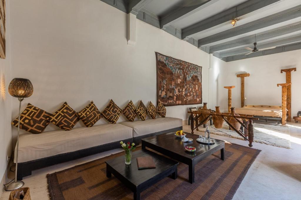 un salon avec un canapé et une table dans l'établissement Riad Tchaikana, à Marrakech