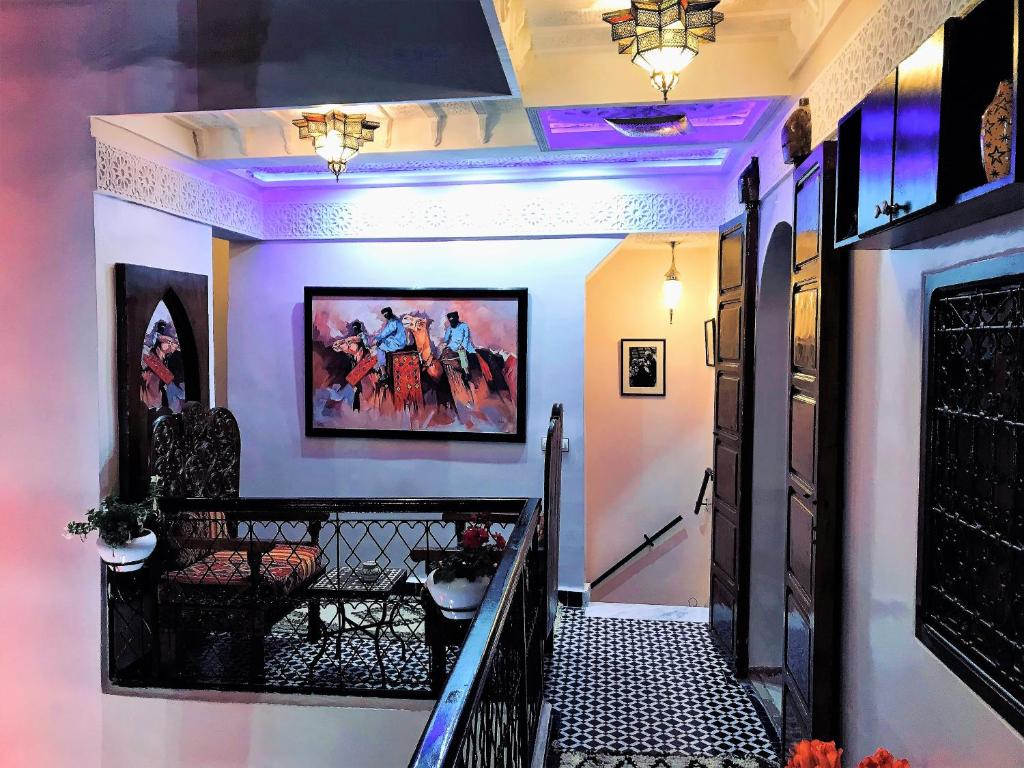Cette chambre est dotée d'un escalier avec une peinture murale. dans l'établissement Riad Lalla Merieme, à Marrakech