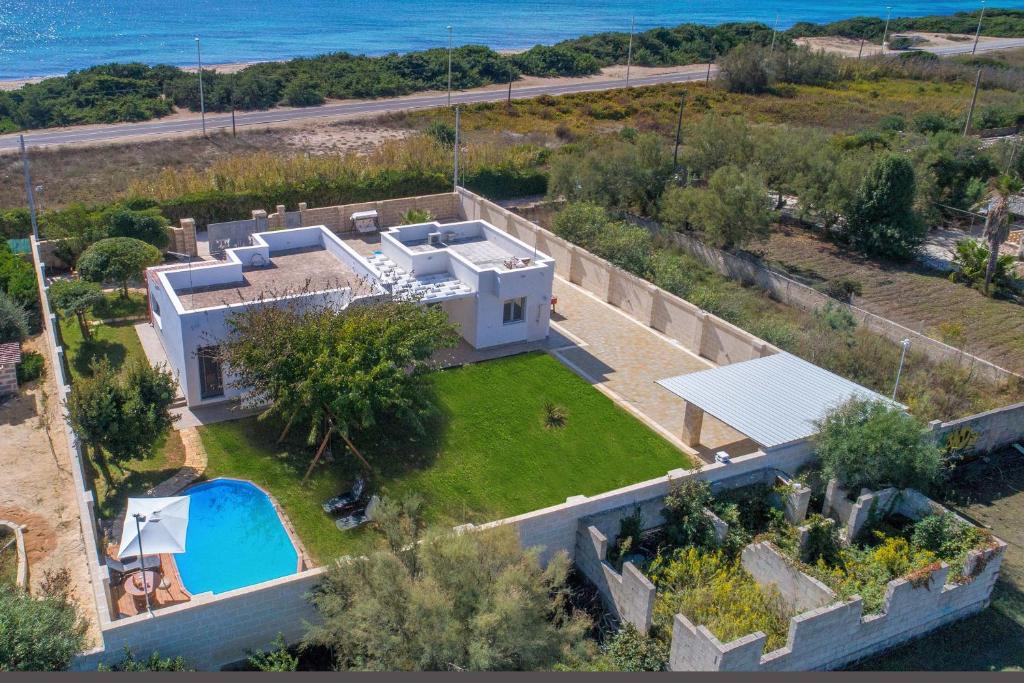 une vue aérienne d'une maison avec piscine dans l'établissement Villa Il Fenicottero Salentino by BarbarHouse, à San Pietro in Bevagna