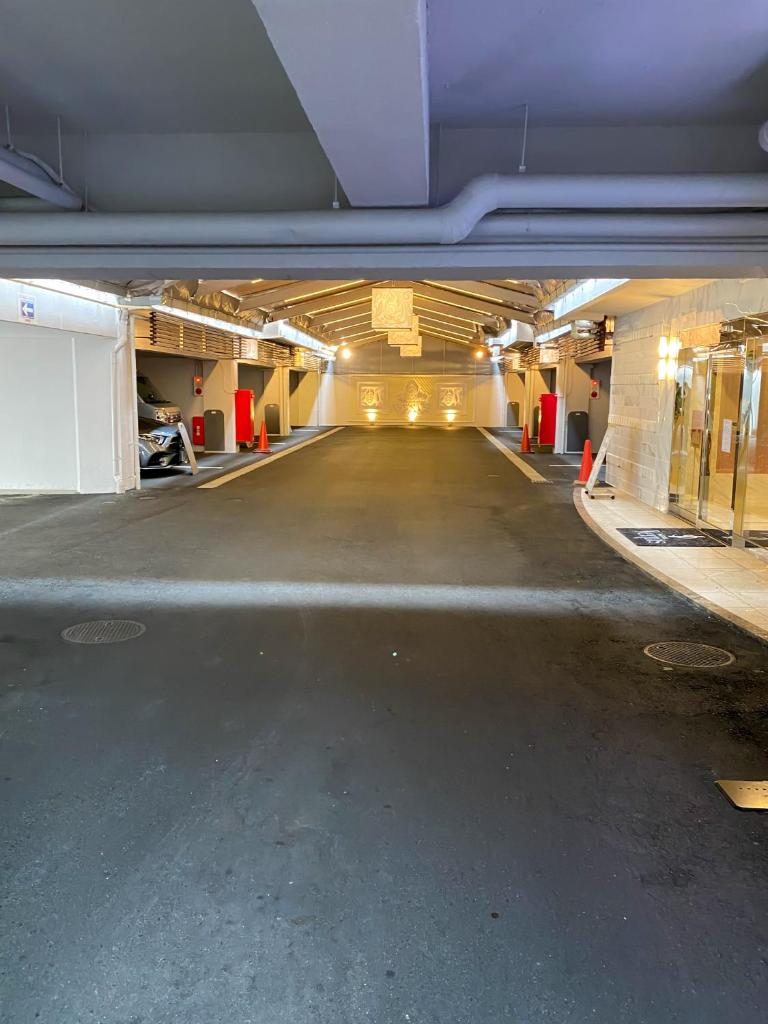 un parking vide dans un garage dans l'établissement Hotel Venus Garden(Adult Only), à Nagoya