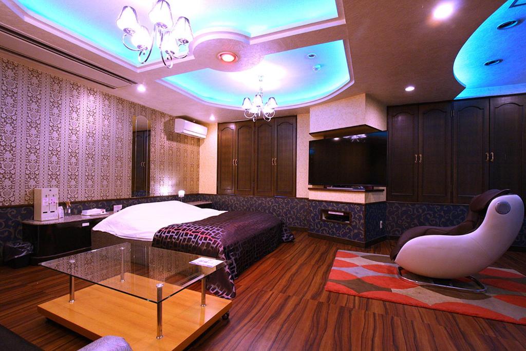 une chambre avec un lit, une table et une télévision dans l'établissement Hotel Ohirune Racco Sakai (Adult Only ), à Sakai