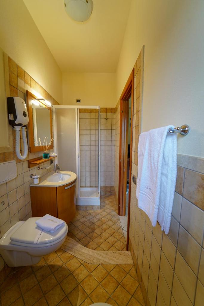 une salle de bain avec toilettes et lavabo dans l'établissement La Bussola Hotel Calabria, à Capo Vaticano