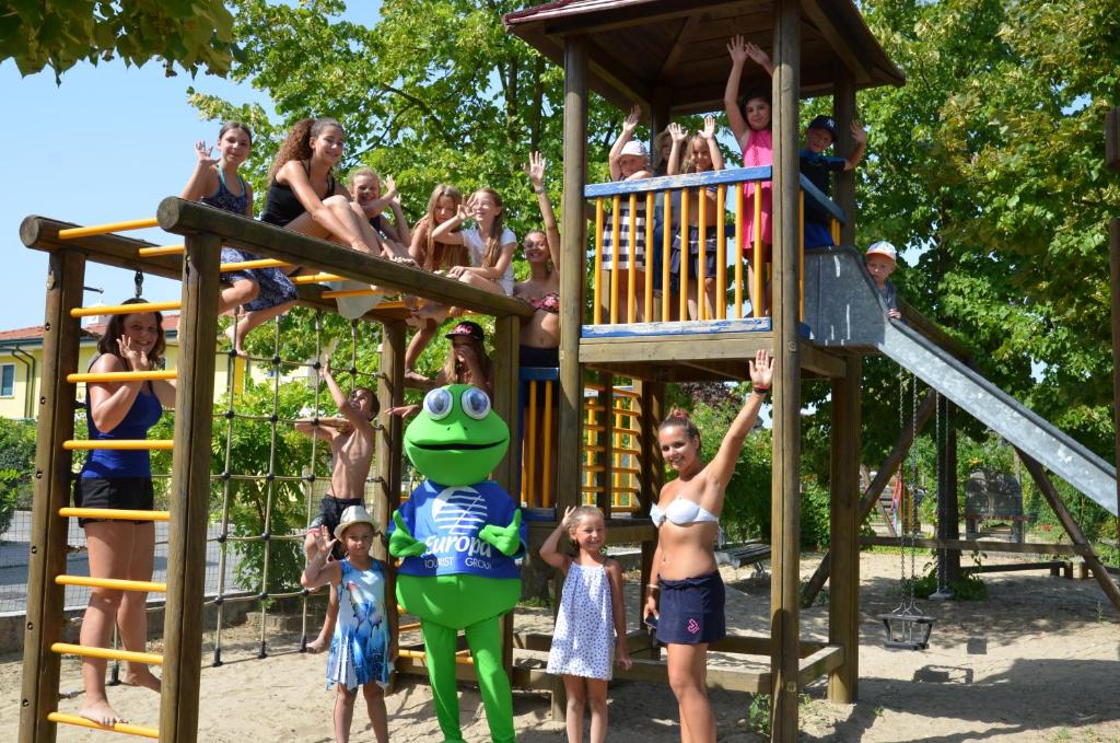 un groupe d'enfants jouant sur une aire de jeux dans l'établissement Villaggio Marco Polo, à Bibione