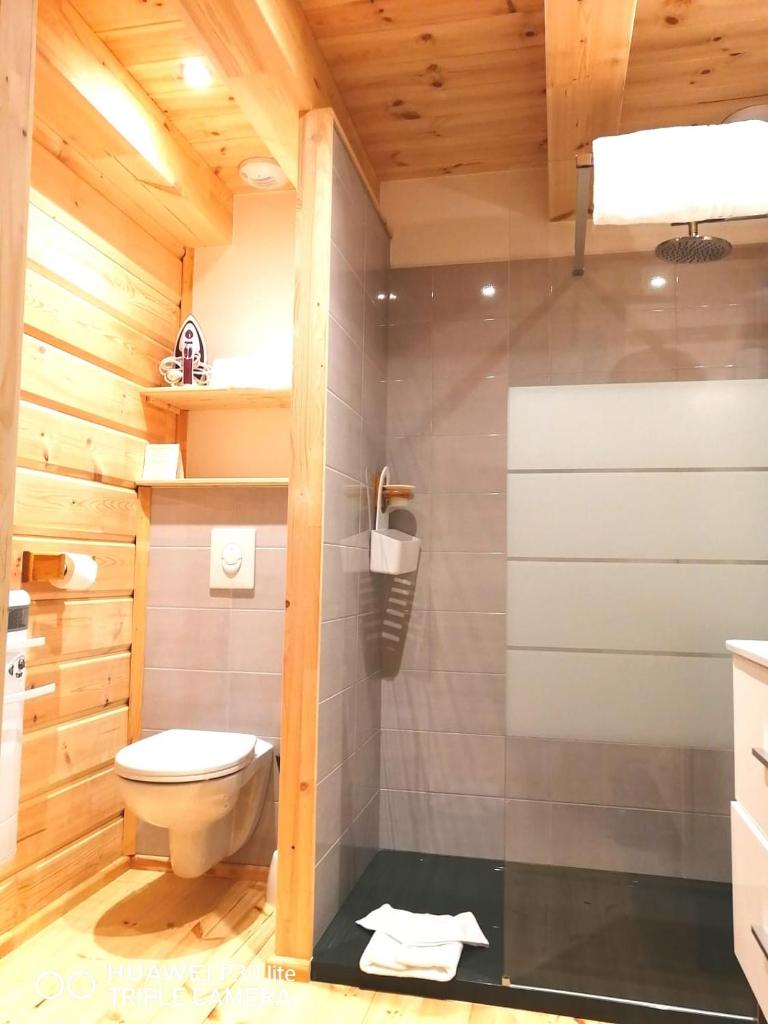 - une salle de bains avec toilettes dans une maison en bois dans l'établissement Refuges des Hauts, à Bussang 16 autres photos