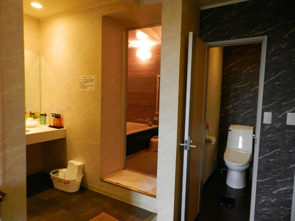 une salle de bain avec toilettes, lavabo et douche dans l'établissement Mariage Hotel - Adults Only -, à Tsukuba