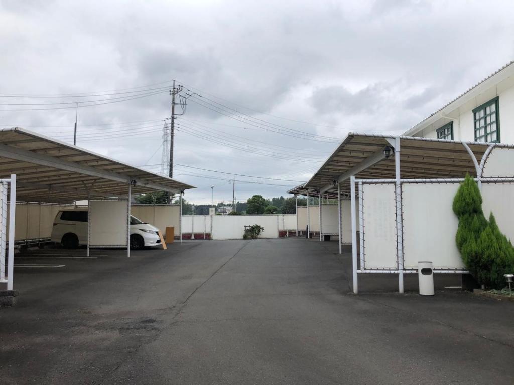- un parking avec une voiture garée dans un garage dans l'établissement Mariage Hotel - Adults Only -, à Tsukuba