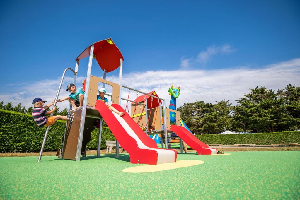 un groupe d'enfants jouant sur une aire de jeux dans l'établissement Camping Les Brillas, à Les Moutiers