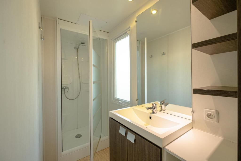 une salle de bain avec un lavabo et une douche dans l'établissement Camping Le Parc des Monges, à Auribeau-sur-Siagne