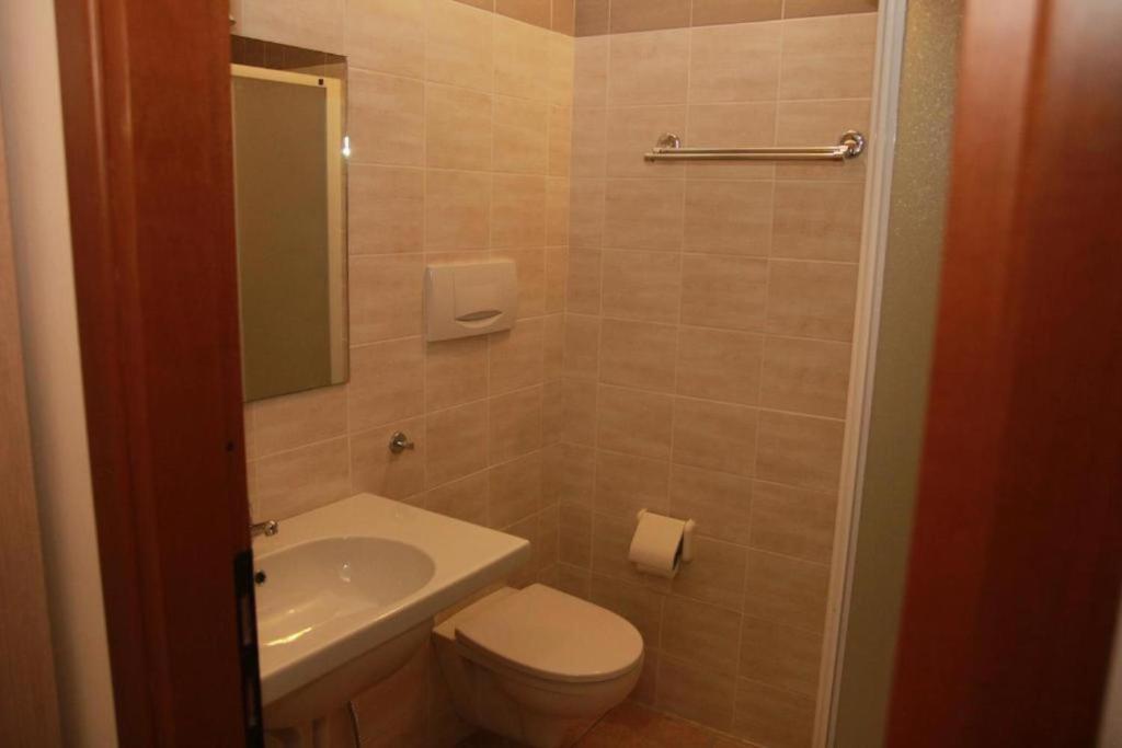 une salle de bain avec des toilettes blanches et un lavabo dans l'établissement Villaggio Colombare, à Sirmione 18 autres photos