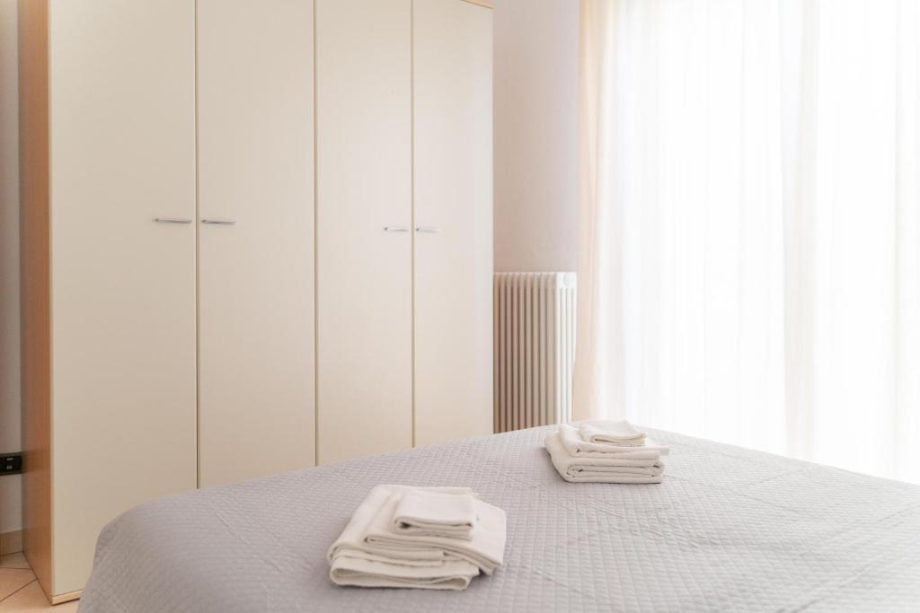 une chambre avec un lit avec des serviettes dessus dans l'établissement Residence l'Appartamento, à Rimini 67 autres photos