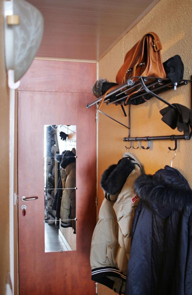 Cette chambre comprend un placard avec un miroir et quelques vêtements. dans l'établissement Studio pied de pistes avec place de parking privé extérieure LA MONGIE TOURMALET - Pic du midi, à La Mongie