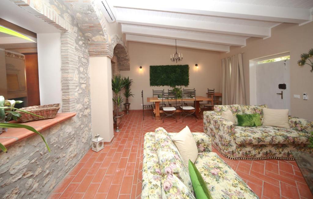 un salon avec deux canapés et une salle à manger dans l'établissement sacrobosco Country House, à Porchiano