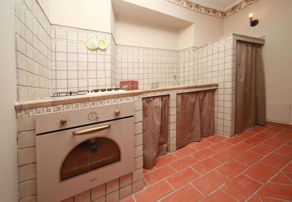 - une cuisine avec une cuisinière dans l'établissement sacrobosco Country House, à Porchiano