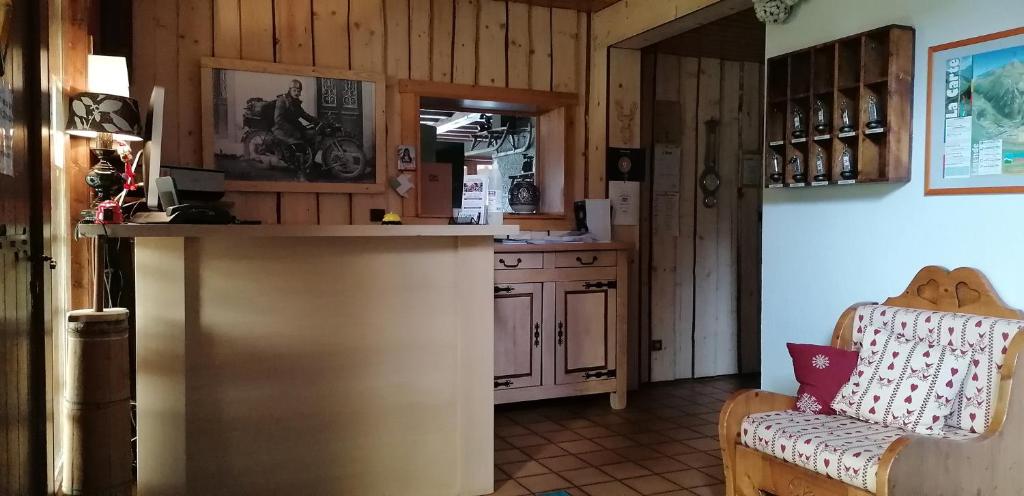 - une cuisine avec un comptoir et une chaise dans une pièce dans l'établissement Le Taconet, à Praz de Lys - Sommand 4 autres photos