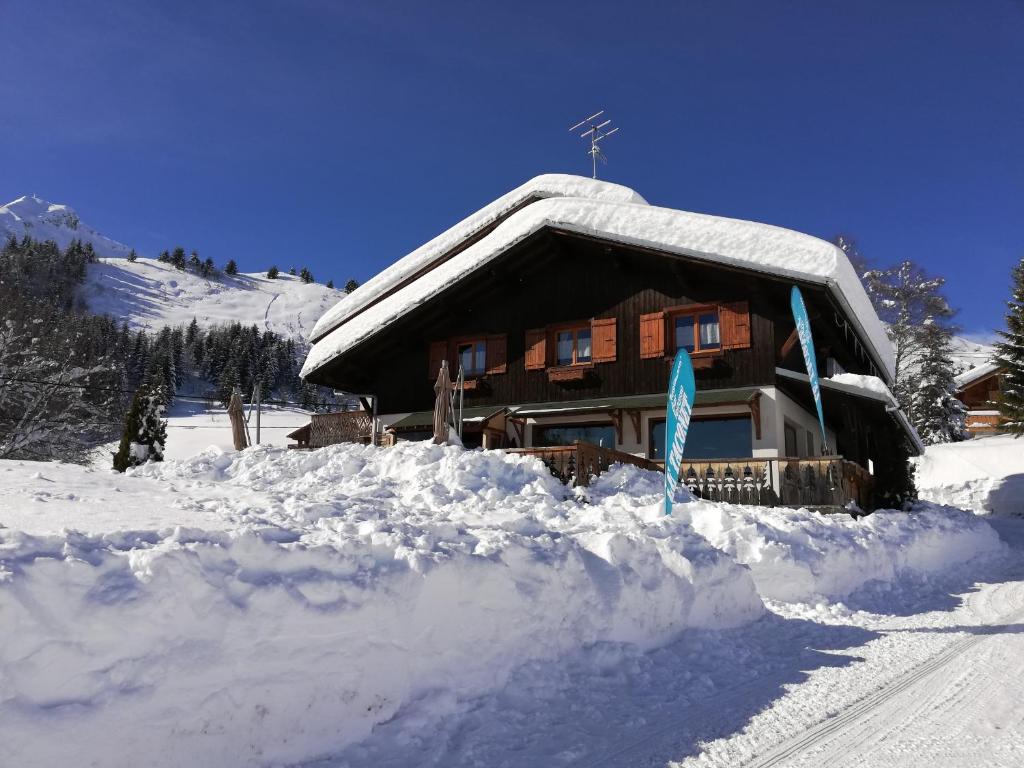 un bâtiment recouvert de neige avec un tas de neige dans l'établissement Le Taconet, à Praz de Lys - Sommand