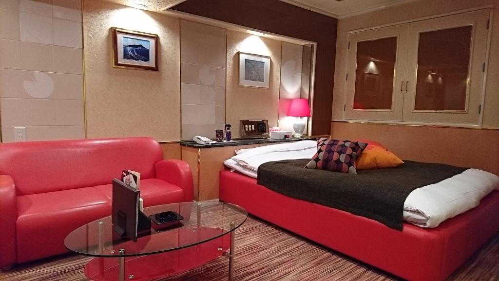 - une chambre avec un lit rouge et une chaise rouge dans l'établissement Hotel Savoy - Adult Only, à Tokyo 11 autres photos