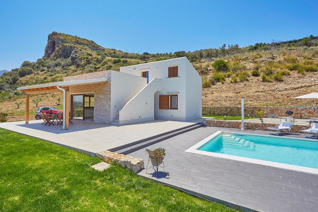 une villa avec piscine et une maison dans l'établissement Villa dell'Artista, à Scopello