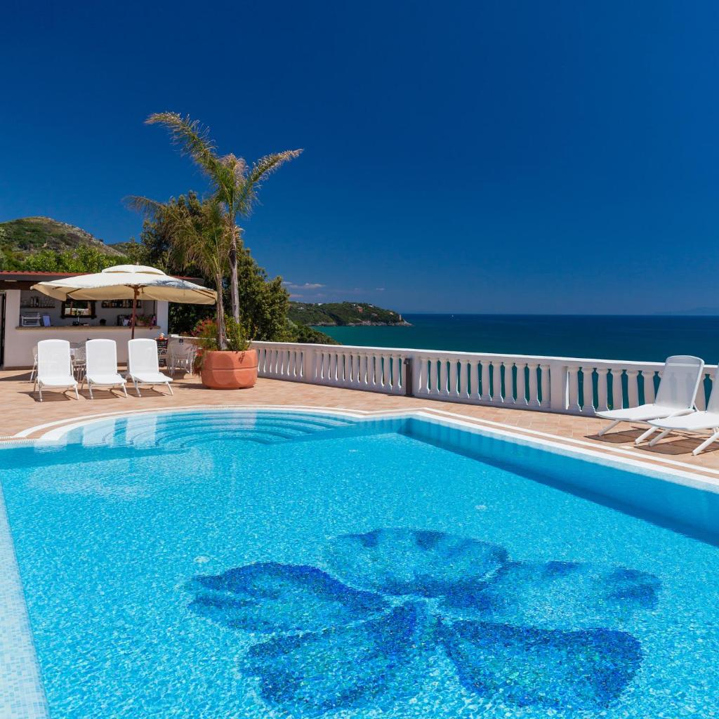 une piscine avec vue sur l'océan dans l'établissement Grand Hotel Le Rocce, à Gaète