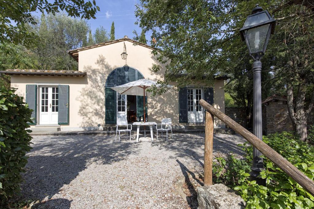 une maison avec un lampadaire devant dans l'établissement Villa Serena & Dépendances, à Cortone 97 autres photos