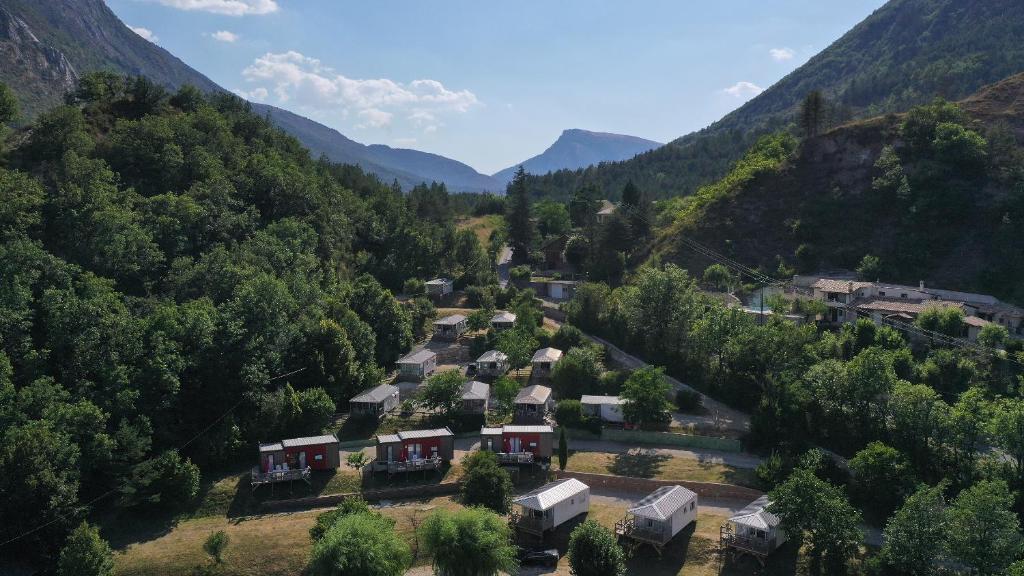 - une vue aérienne sur un village dans les montagnes dans l'établissement CAMPING PANORAMIQUE du VERDON, à Castellane