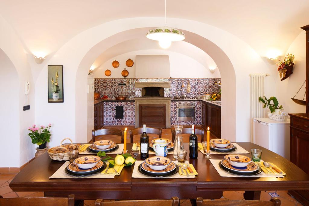 une table de salle à manger avec de la nourriture dessus dans l'établissement Villa Eugenia, à Sant'Agnello