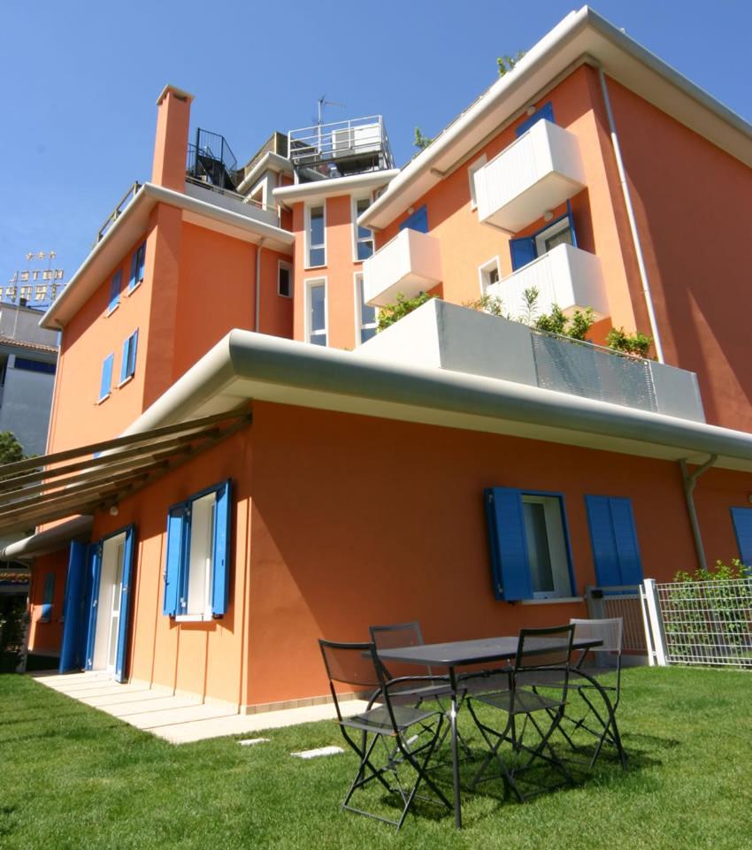 deux chaises et une table devant un bâtiment dans l'établissement Aparthotel Gioia, à Caorle