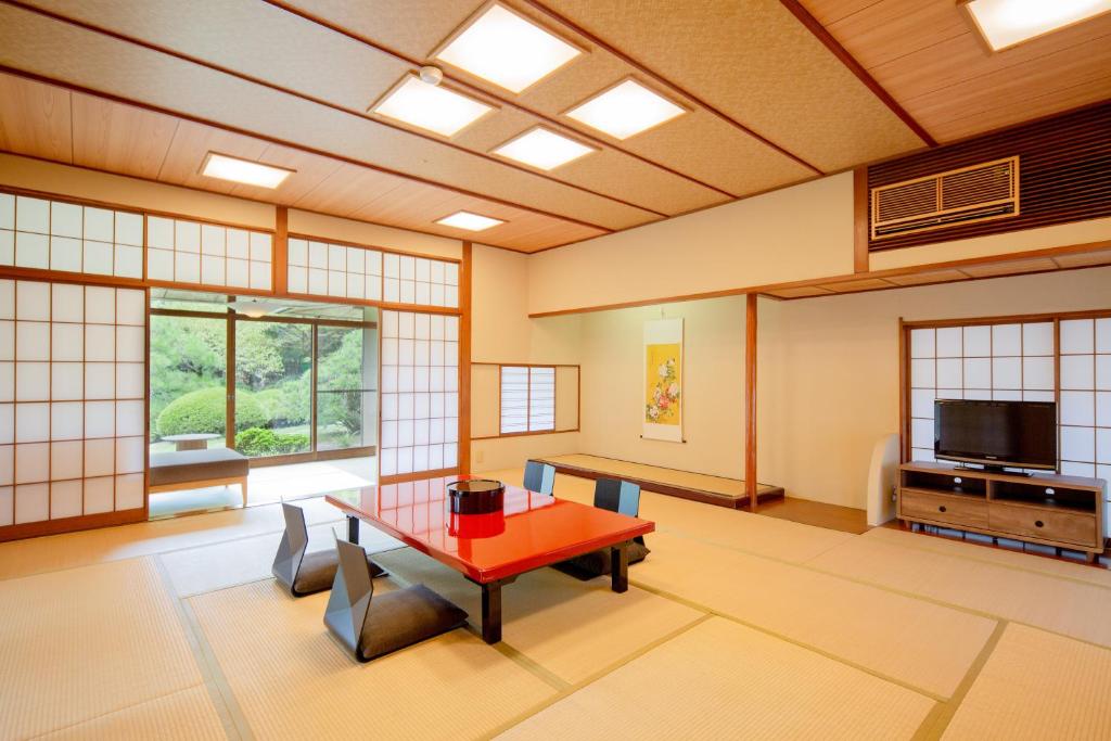 Cette chambre dispose d'une table et d'une télévision. dans l'établissement Suisui Garden Ryokan (in the Art Hotel Kokura New Tagawa), à Kitakyūshū