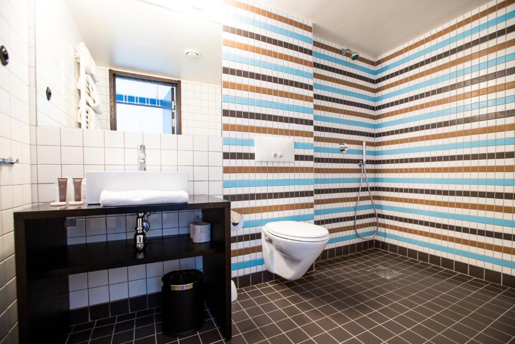 une salle de bain avec toilettes et lavabo dans l'établissement Langley Hôtel Tango, à Val Thorens