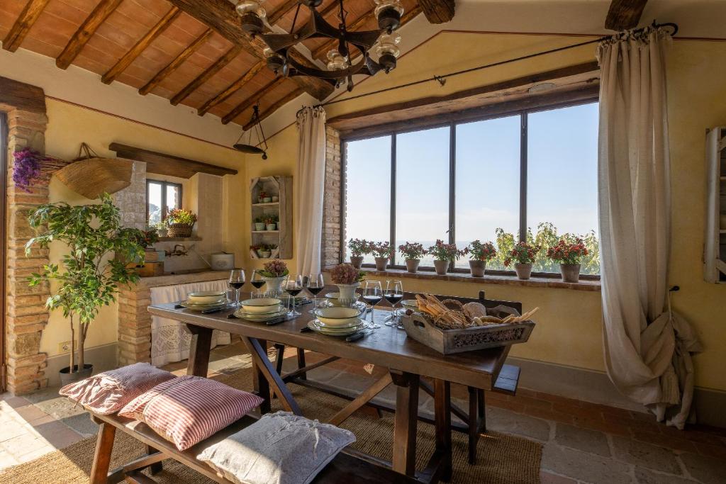 une salle à manger avec une table et une fenêtre dans l'établissement Casa Lamate, à Cortone