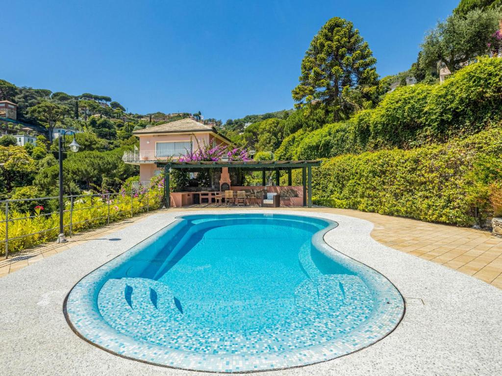 une piscine dans l'arrière-cour d'une maison dans l'établissement Villa Aldo by Interhome, à Rapallo