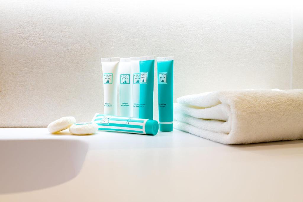 - un groupe de brosses à dents et un tas de serviettes dans l'établissement Palace Lido Hotel & Suites, à Marina di Cecina