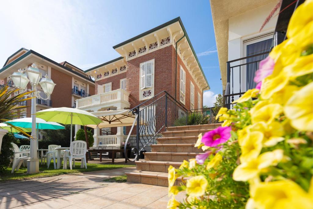 Cette maison dispose d'une terrasse avec des chaises et un parasol. dans l'établissement Hotel Orizzonte, à Bellaria-Igea Marina 34 autres photos