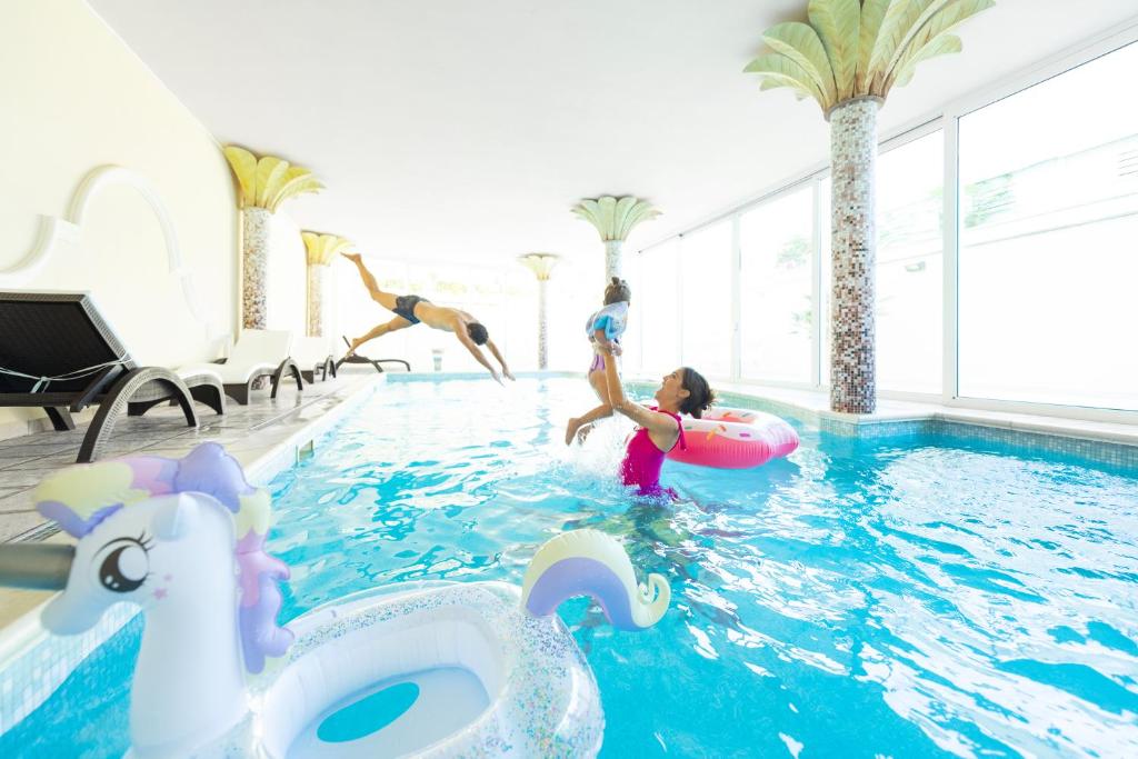 un groupe d'enfants jouant dans une piscine dans l'établissement Hotel Orizzonte, à Bellaria-Igea Marina