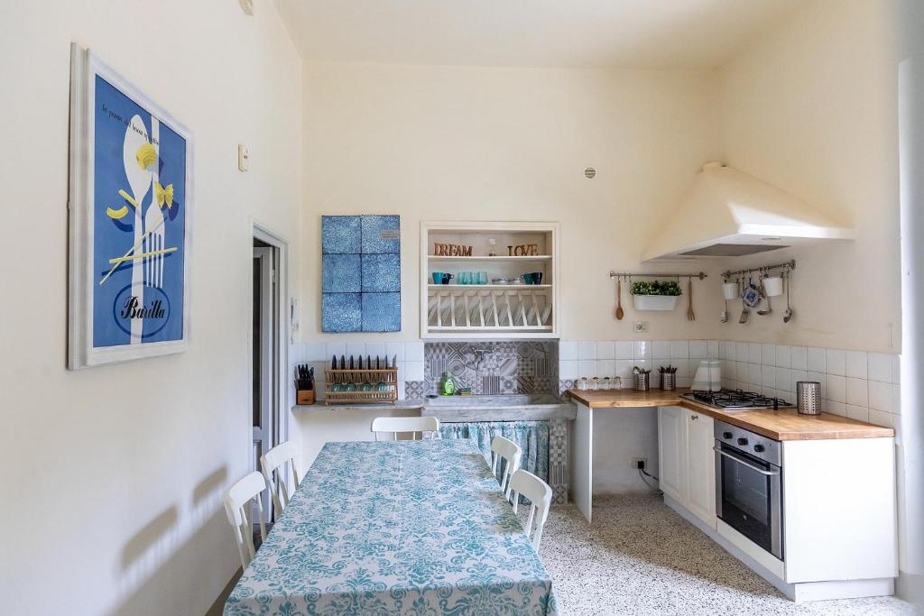 - une cuisine avec une grande table et des chaises dans l'établissement Villa Liberty Mugello - Affitti Brevi Italia, à Scarperia