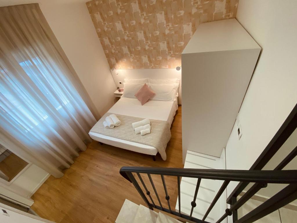 une petite pièce avec un lit et une fenêtre dans l'établissement Rimini Bay Suites&Residence, à Rimini